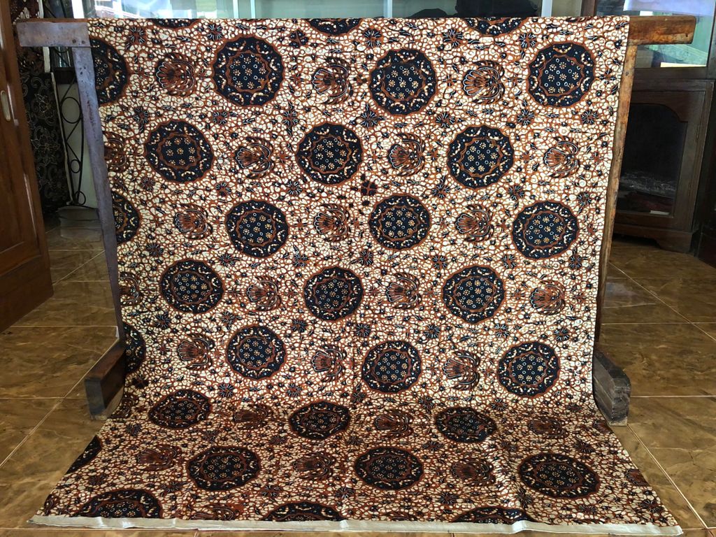 Kain Batik Motif Mendhut Latar Canthel