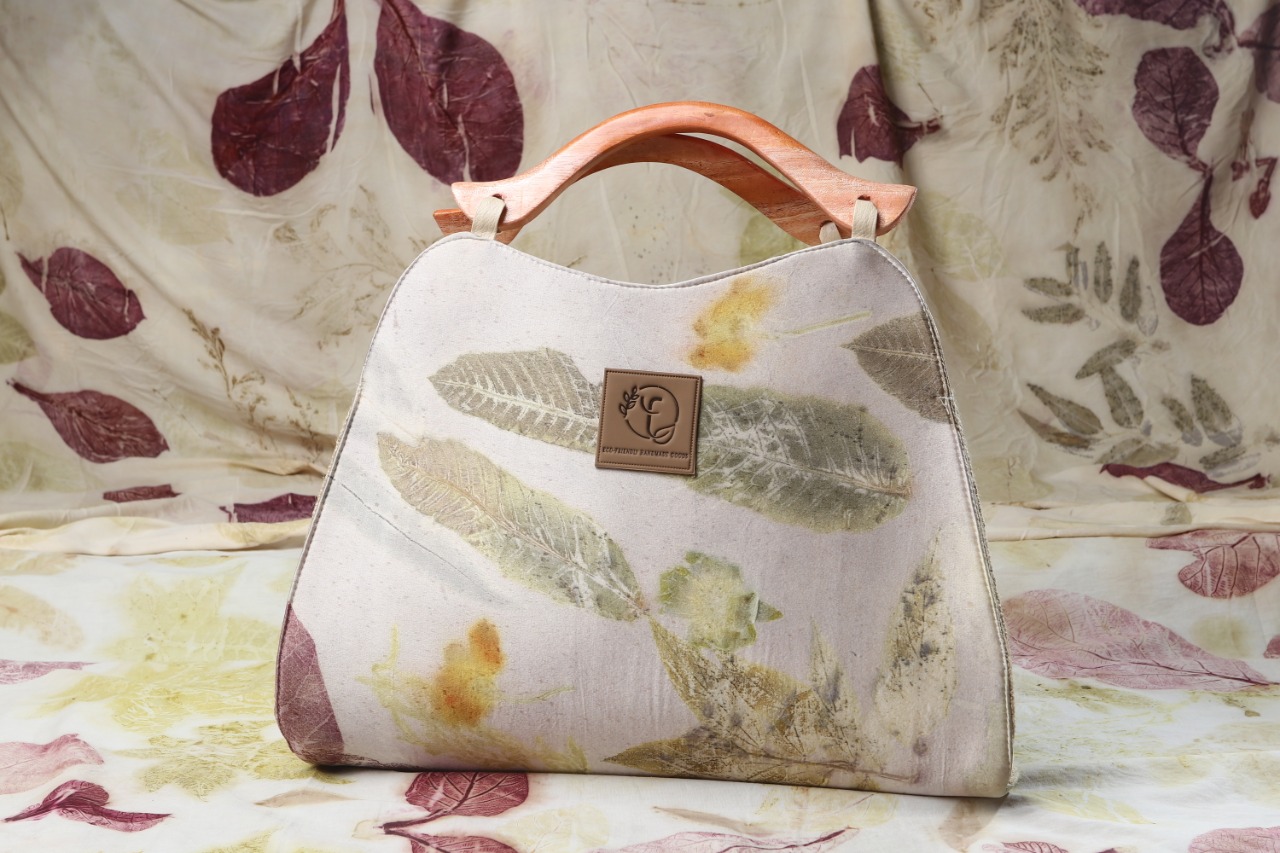 Tas Sutera Ecoprint dengan Gagang Kayu