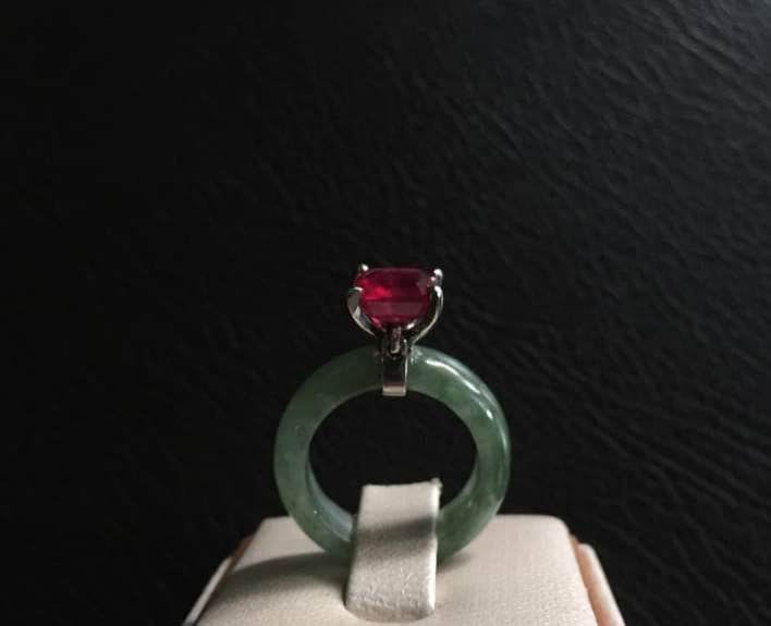 Cincin giok dan permata ruby