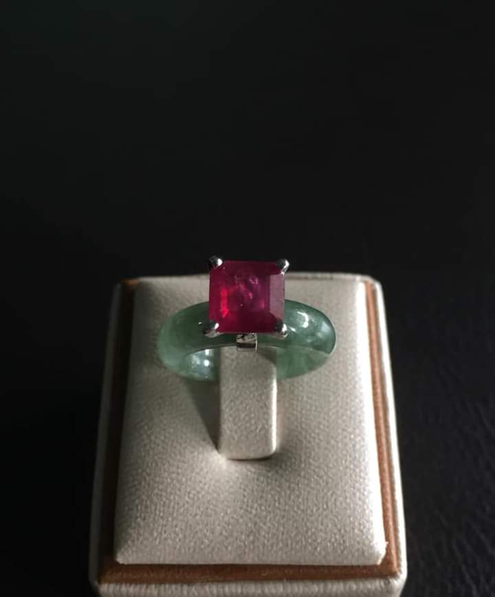 Cincin giok dan permata ruby kotak