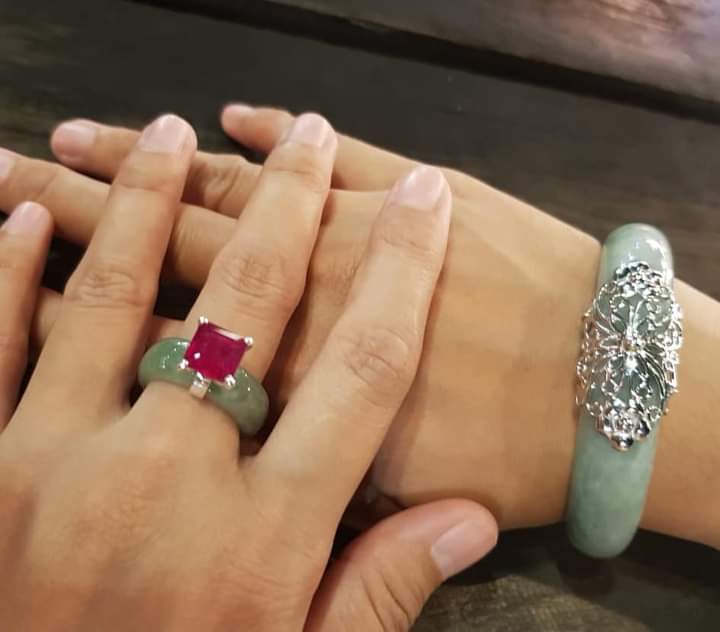 Cincin giok dan permata ruby kotak