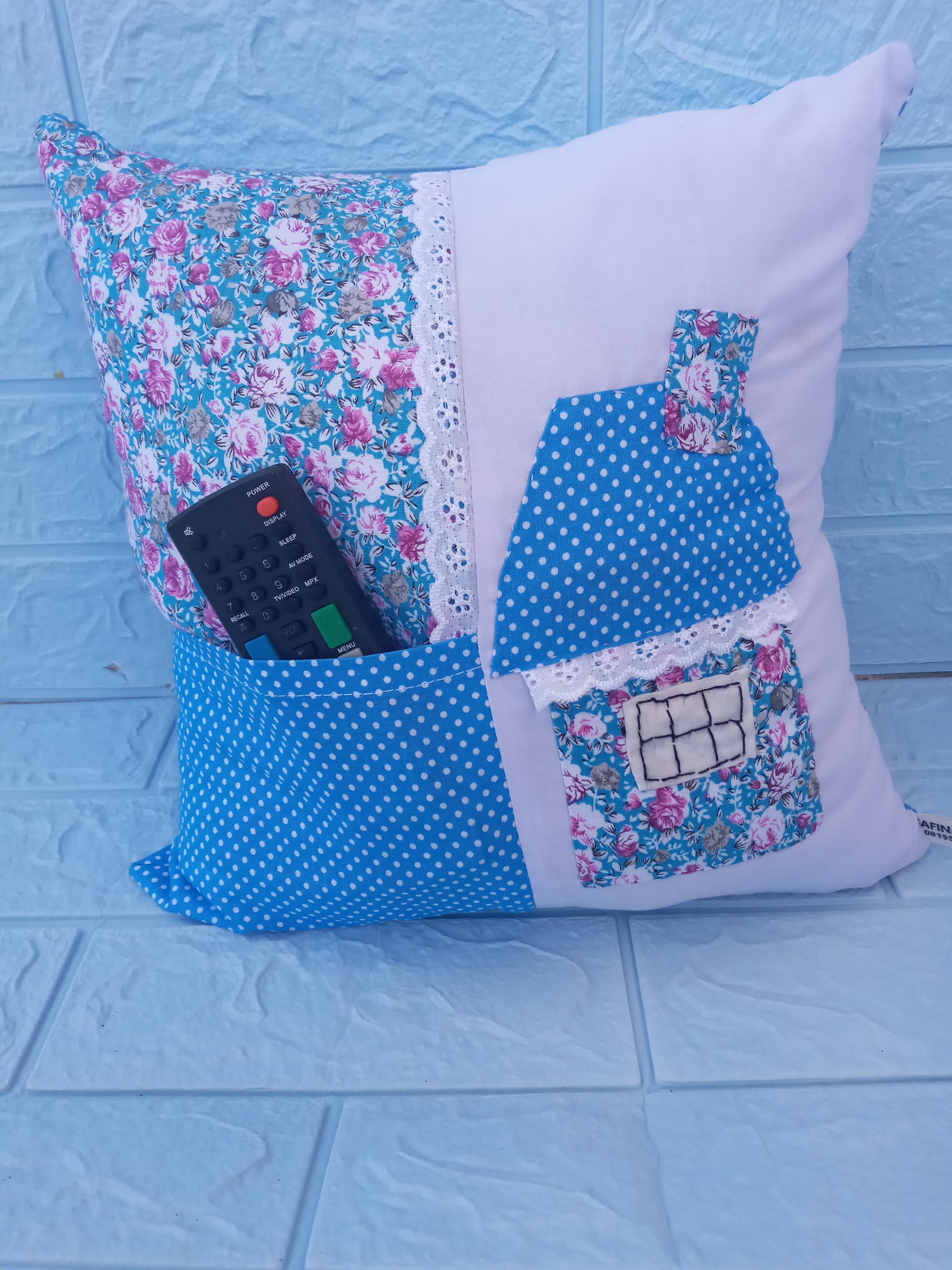 Bantal Remote Persegi Biru motif rumah