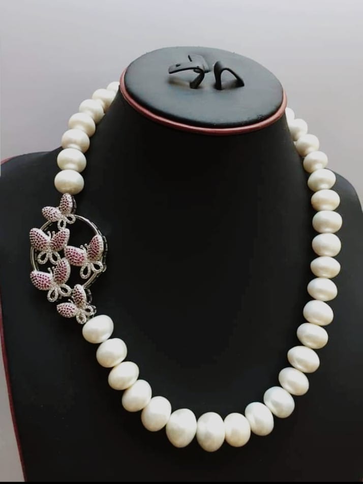 Kalung mutiara kupu kupu