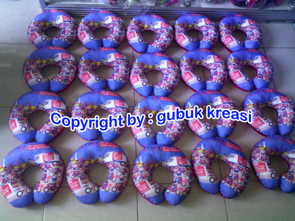 Souvenir Promosi Bantal Leher Full