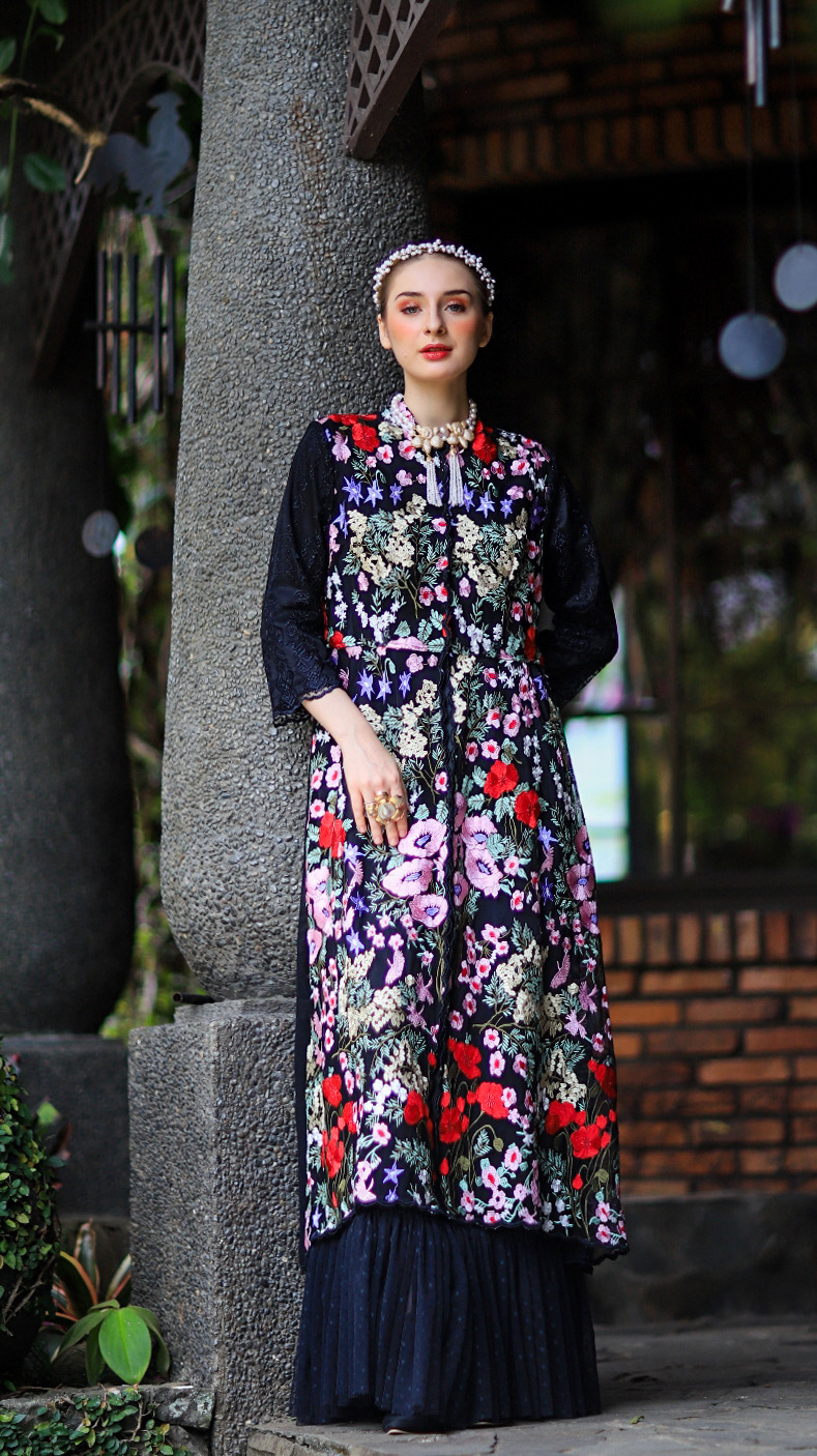 Kebaya Panjang Kembang Setaman Black