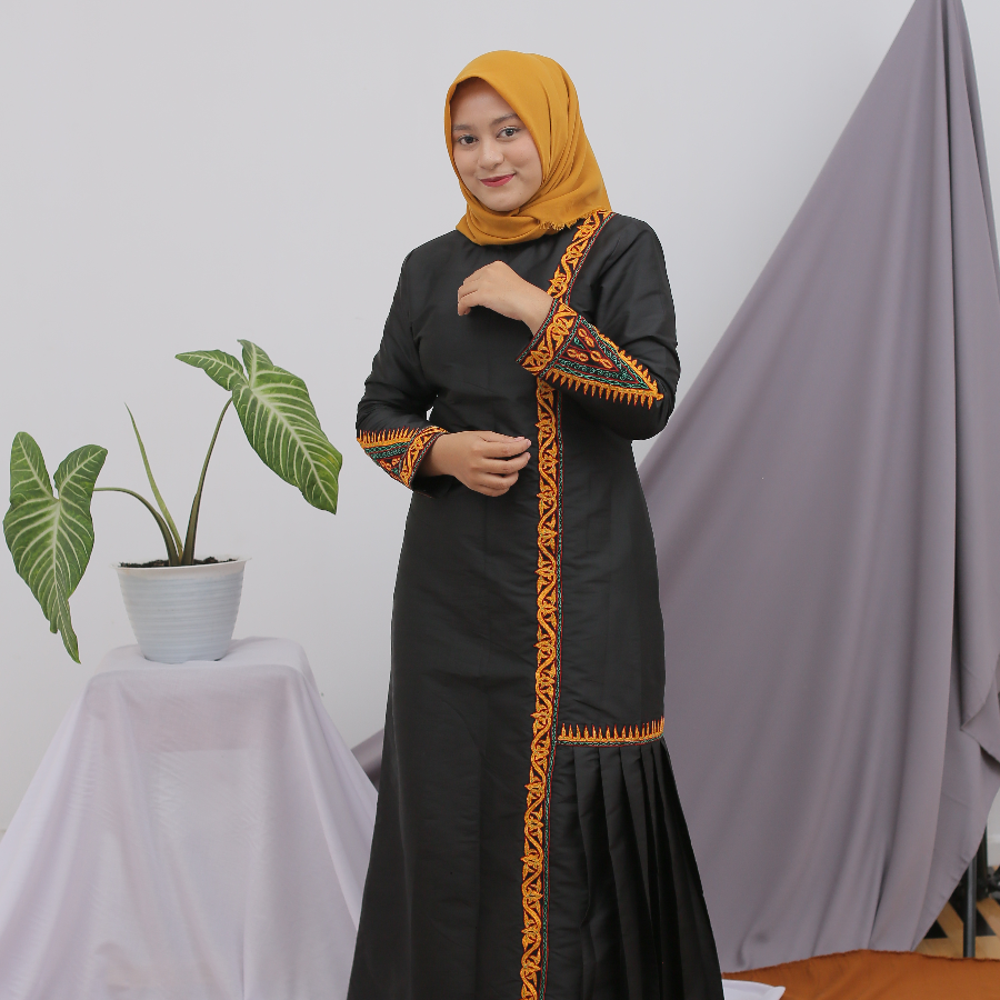 Putri Pucoek Reubong Dress