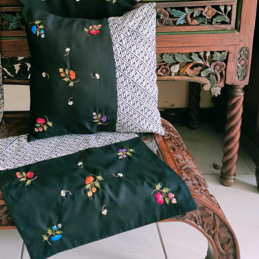 Taplak Meja dan Sarung Bantal Sofa