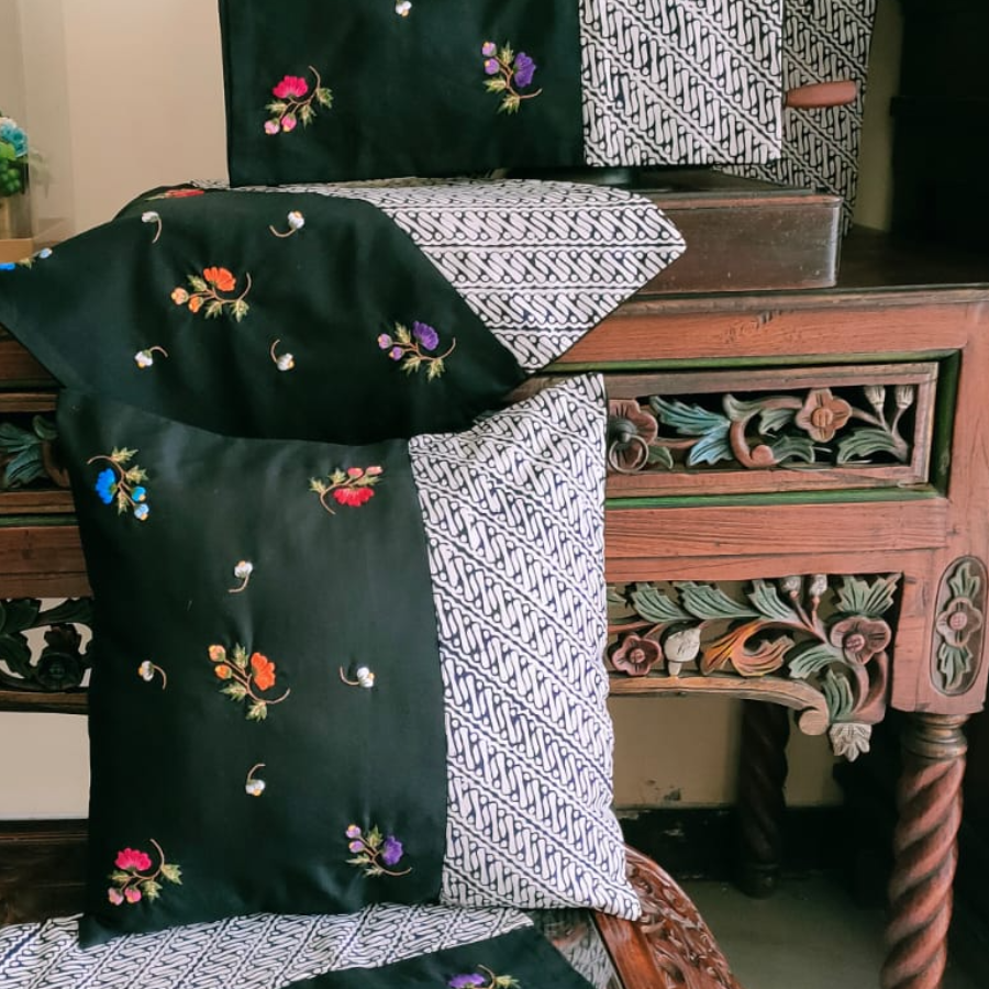 Taplak Meja dan Sarung Bantal Sofa