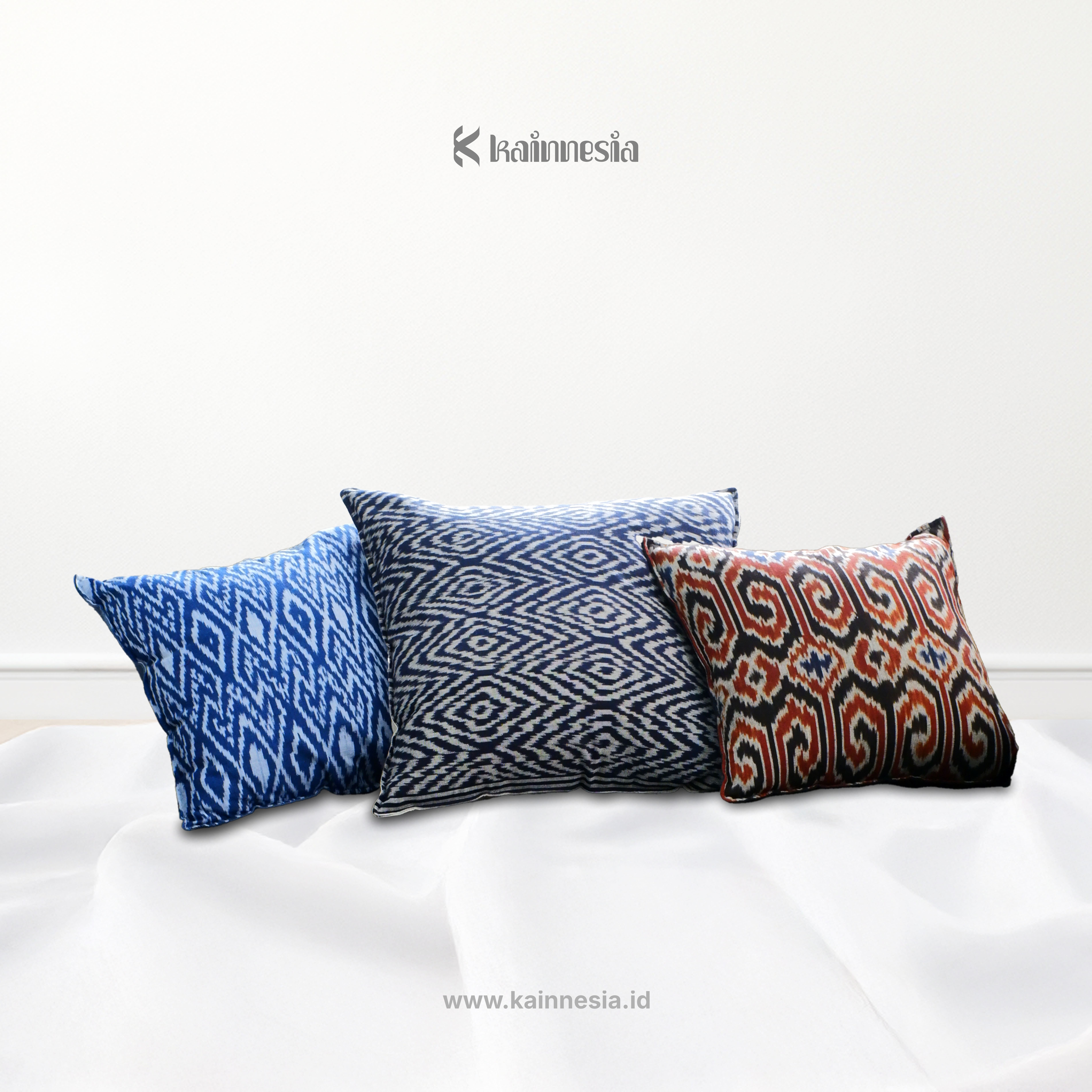 KAINNESIA Sarung Bantal / Cushion Covers Tenun Motif Rewoven Biru