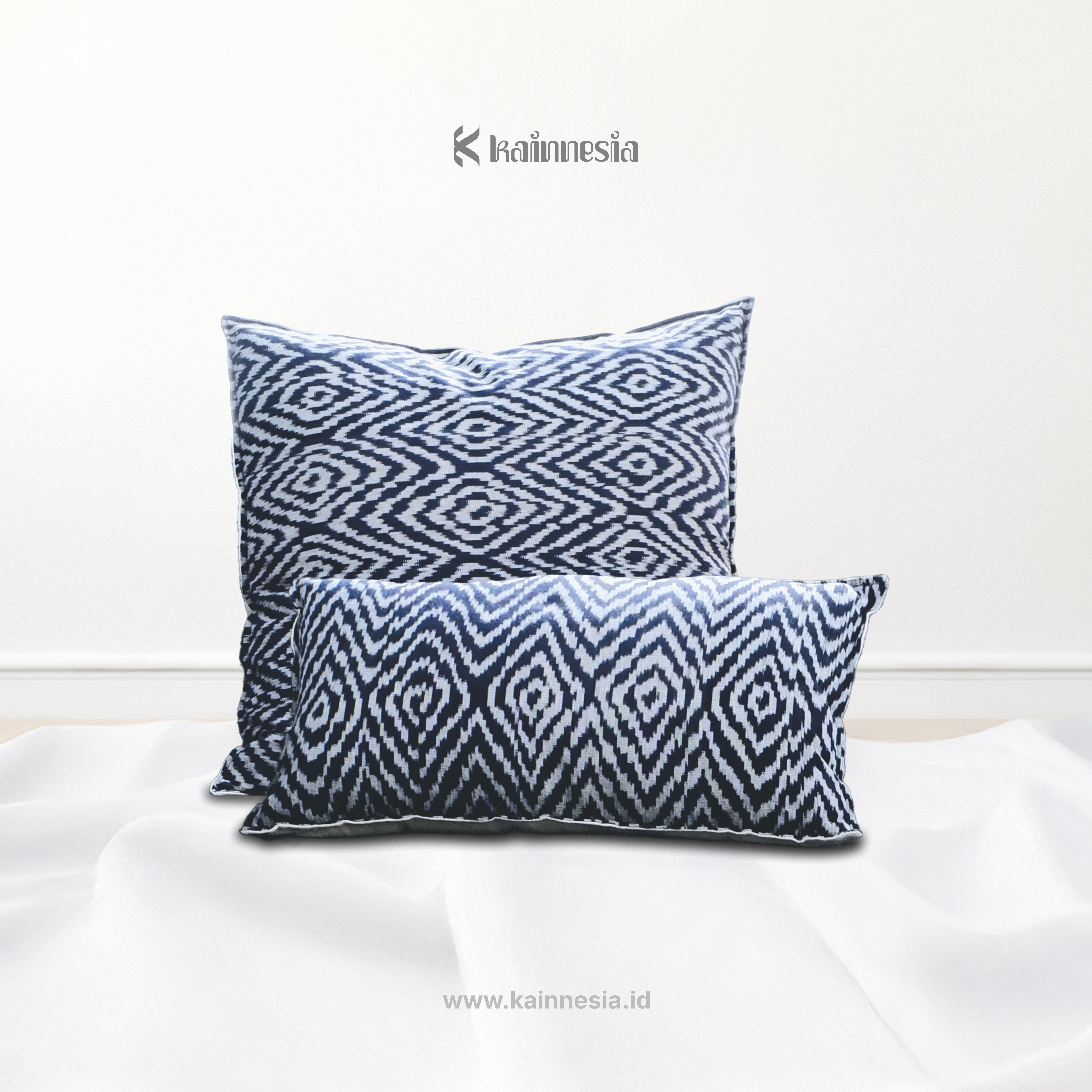 KAINNESIA Sarung Bantal / Cushion Covers Tenun Motif Hipnotis Navy