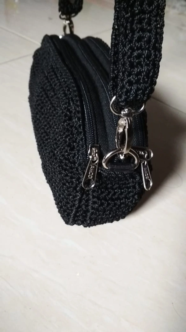 Tas selempang rajut 3 kantong
