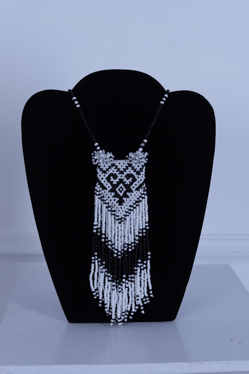 Kalung manik motif dayak