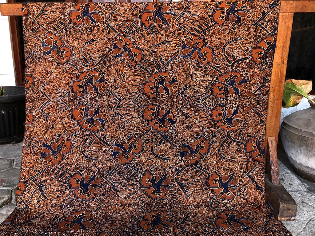 Kain Batik Motif Pramugari Latar Kembang Pacar