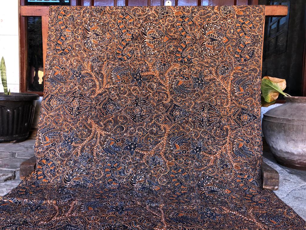 Kain Batik Motif Wahyu Tumurun Latar Kembang Pacar